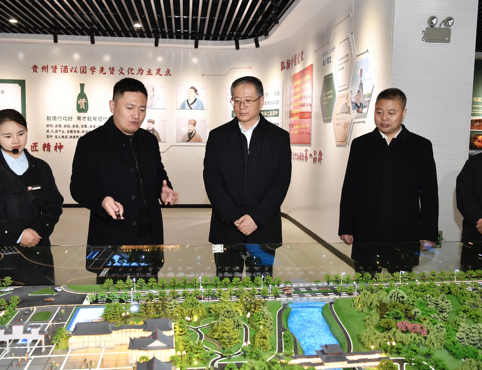 李睿在貴州賢酒文化莊園調研